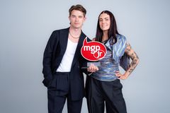 Martin og Tonje med den gjeve statuetten