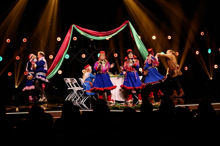 R%E1vn%E1%20Anti%20Guttorm%20og%20Biret%20Ristin%20Sara%20framf%F8rte%20en%20bryllupsjoik%20i%20et%20sceneshow%20inspirert%20av%20en%20samisk%20bryllupsfest.%20Begge%20regnes%20blant%20de%20fremste%20formidlerne%20av%20den%20tradisjonelle%20joiken%2C%20og%20viser%20hvordan%20kulturarven%20kan%20leve%20videre%20p%E5%20en%20moderne%20TV-scene.