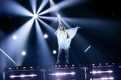 ELLINOR skapte et av kveldens store øyeblikk da kofta ble forvandlet til en kjole. Seieren i Sámi Grand Prix ble starten på et travelt år med spilletid på NRKs radiokanaler og konserter på scener rundt om i Sápmi.
