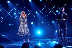 Sámi Grand Prix er en møteplass der nye talenter og etablerte artister skaper musikk sammen. Sofia Mienna og OK NIKO viste hvordan nye historier og lang erfaring kan møtes i et felles sceneshow.