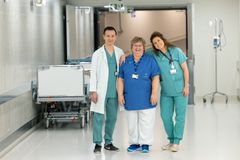 Overlege på brannskadeavdelingen Hai Nyguyen, barnelege ved nyfødtintensiven Tanja Pedersen og plastikkirurg Cecilie Lind er klare for sesong 2 av «Barnesykehuset».