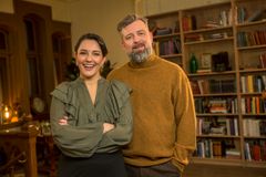 Selda Ekiz og Martin Beyer-Olsen er programledere for NRKs nye helgesatsing «Bløff».