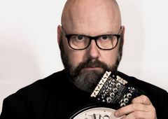 Musiker Lasse Marhaug går for et musikalsk maraton på NRK i høst med sin 24 timer lange konsert.