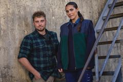 Programlederne Isak Dreyer og Jørgine Massa Vasstrand starter den nye sesongen med å dele guttene og jentene.