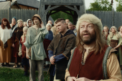 Bjarte Tjøstheim er en av mange kjente fjes i humorserien «Vikinger vs. nazister».