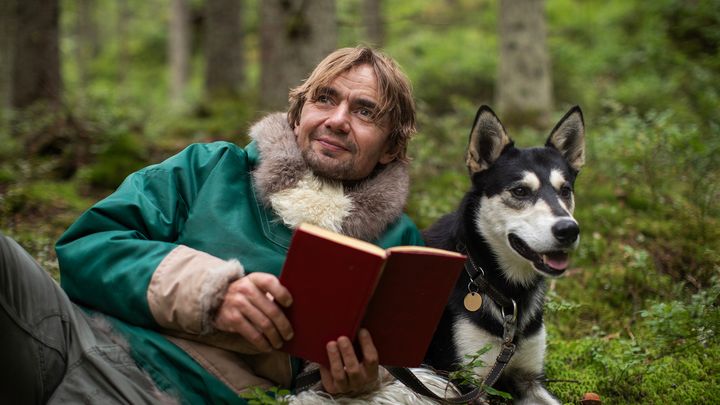 Mann%20og%20hund%20i%20skog%20med%20en%20bok