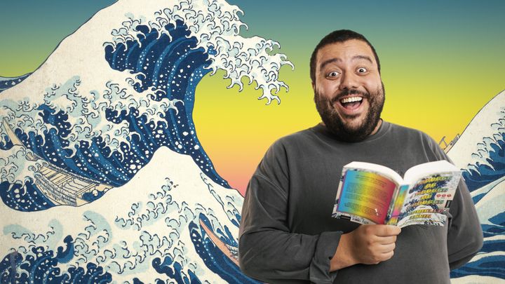 Man%20holder%20i%20en%20bok%20og%20smiler%20til%20kameraet