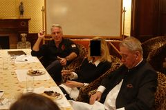 Terje Rød-Larsen på middag hos Jeffrey Epstein, bildet dukket opp i Epstein-filene.