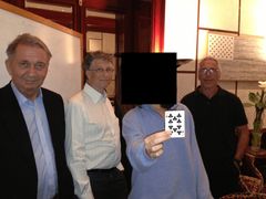 Terje Rød-Larsen hos Jeffrey Epstein, sammen med Bill Gates og en kvinne. Hun forteller NRK at hun var et offer for Epstein.