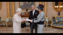 Da Mona Juul ble ambassadør i London møtte hun og Terje Rød-Larsen, dronning Elizabeth II.
