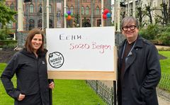 Finn Tokvam jakter i jubileumssendinga til «Norge Rundt» på stedet «5020 Bergen». Her sammen med stemmen bak «EeHe… 5020 Bergen», Katrine Mellingen Bjerke.