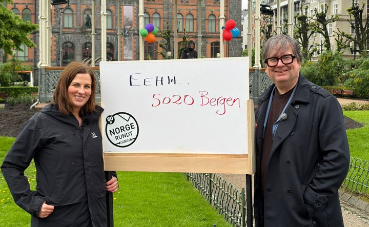 Finn Tokvam jakter i jubileumssendinga til «Norge Rundt» på stedet «5020 Bergen». Her sammen med stemmen bak «EeHe… 5020 Bergen», Katrine Mellingen Bjerke.
