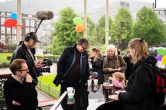 Pianist Leif-Ove Andsnes, fotograf og prosjektleder Thomas Hellum og programleder Finn Tokvam under innspillingen av Norge Rundts jubileumssending i Byparken i Bergen.