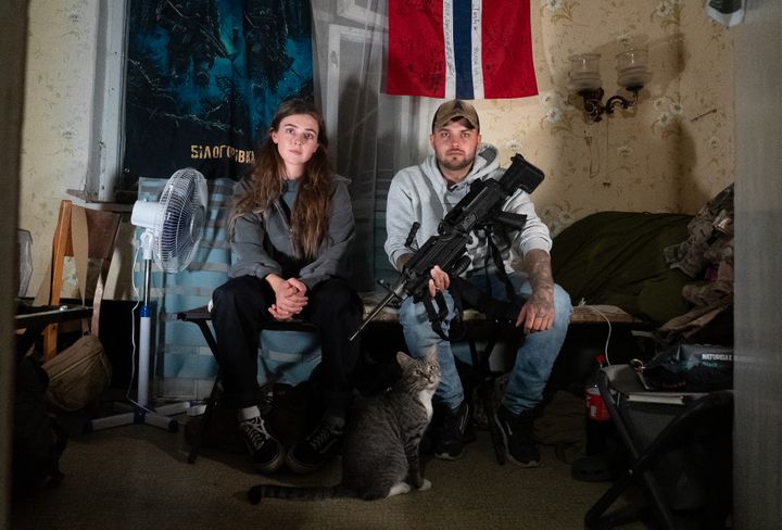 Annika og Kevin i huset der mannen fra nabobygda i Telemark bor når han kjemper ved fronten i Ukraina.
