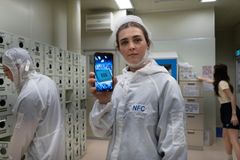 Annika Momrak med mikrochip