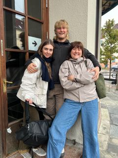 Annika Momrak, Karsten Blomvik og Martha Leivestad er klare med den nye NRK-podkasten «Venner som møtes ukentlig».