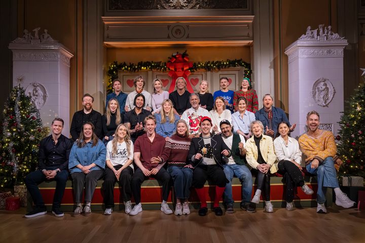 Dette er de som blir å se i årets sesong av «24-stjerners julekalender». Oppe fra venstre: Kasper Antonsen, Viljar Natlandsmyr, Isabel Skolmen, Alex Noddeland, Ingrid Mikkelsen, Jonas Lovv og Hedda Gundersen Gullikstad. Midten fra venstre: Henrik Bjørnson, Kristin Grue, Perodd Tessem, Maria Stavang, Abid Raja, Marie Sneve Martinussen, Karoline Krüger og Freddy Kalas. Nede fra venstre: Harald Dobloug, Ina Svenningdal, Ida Fladen, Eirik Fure, Vendela Kirsebom, Markus Neby (programleder), Mohammed Basefer, Anne Marie Ottersen, Jorun Stiansen og Morten Hegseth.