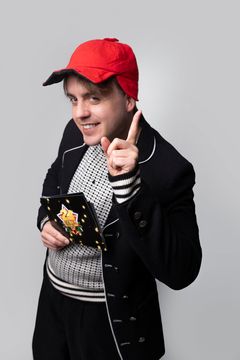 Markus Neby er selvfølgelig tilbake som programleder i «24-stjerners julekalender».