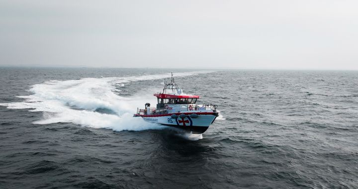 Redningsskøyta vil bli nummer 176 i selskapets historie og få navnet RS 176 «Leif-Erik Simonsen». Skøyta vil ha sin base i Bodø, og operere i havrådene utenfor.