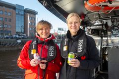 Generalsekretær i Redningsselskapet Grete Herlofson (til venstre) og Marianne Ødegaard Ribe, administrerende direktør i Ringnes er stolte av å inngå dette samfunnsnyttige samarbeidet.
