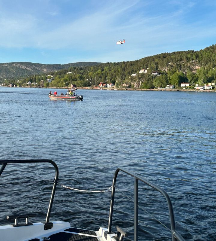 To redningsskøyter og en rekke andre søk- og redningsressurser deltok i et søk i Drammensfjorden etter at en motorbåt ble funnet tom i midten av mai. En eldre mann druknet etter å ha falt over bord.