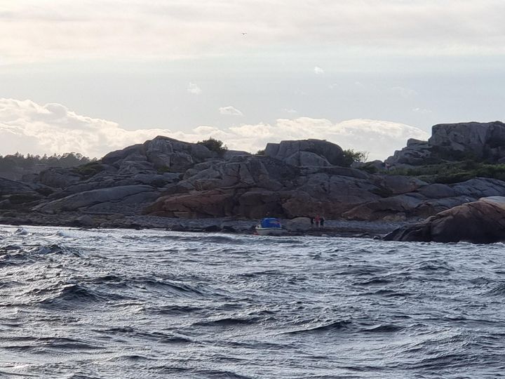 Redningsskøyta «Stormbull» var en av flere ressurser som ble sendt ut på søk etter at en fritidsbåt var observert tom utenfor Larvik i slutten av juni. En mann i 50-årene ble funnet omkommet i sjøen.