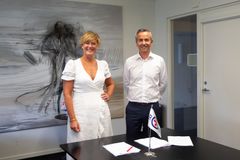 SIGNERT: Grete Herlofson, generalsekretær i RS og Øystein Sunde Pedersen, administrerende direktør i GOT Marine, signerte i dag kontakt for bygging av Norges største redningsskøyte.