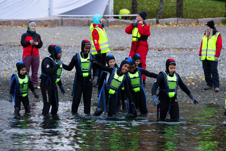 Oslo kommune har hatt en to-års avtale om Trygg i vann for Oslos 6. klassinger som går ut i år, og ordføreren vil nå få se konseptet i praksis når en av Oslos mottaksklasser hopper i vannet.