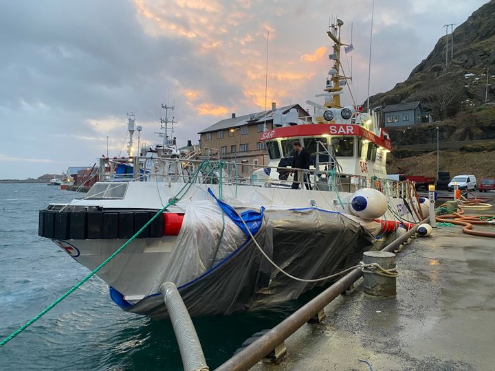 Lokalt næringsliv, nødetater, privatpersoner og ansatte i Redningsselskapet stod på dag og natt i 12 dramatiske uværsdøgn for å berge redningsskøyta «Det norske Veritas» etter at den grunnstøtte på oppdrag utenfor Stamsund i Lofoten 26. januar i fjor.