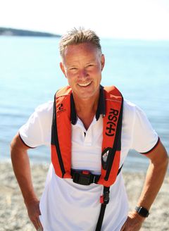 – Alle som bruker en oppblåsbar redningsvest er selv ansvarlig for at den fungerer som den skal. Vi ønsker å lære opp befolkningen, sånn at alle etter hvert klarer å sjekke sin egen redningsvest, sier sier Erik Knudsen som er regionleder i frivillighet og forebygging i Redningsselskapet.