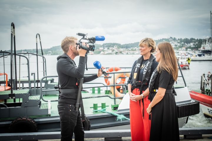 Fiskeri- og havminister Marianne Siversen Næss og Grete Herlofson intervjues av NRK under Arendalsuka i fjor.