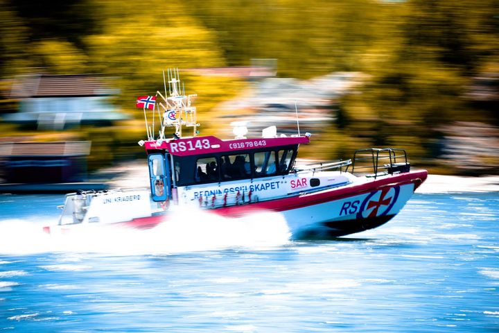 I sommer har den frivillige redningsskøyta i Kragerø vært bemannet døgnet rundt. Antall oppdrag i årets sommersesong økte fra 152 oppdrag i 2024 til 189 i år.