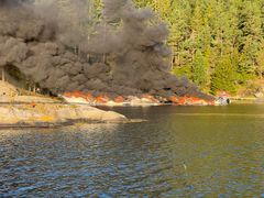 Redningsskøyta «Uni Kragerø» bistod med evakuering av folk fta en kraftig båtbrann der båter stod i full fyr. Foto: Redningsselskapet/RS «Uni Kragerø»