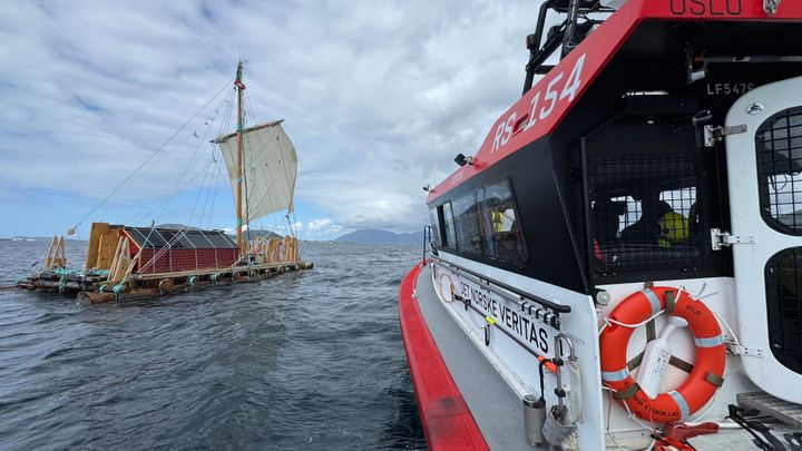 Redningsskøyta «Det Norske Veritas II» sleper en hjemmesnekret flåte, en Leeway 25, til kai i Ålesund. Redningsselskapet har hatt en liten nedgang i antall oppdrag i Møre og Romsdal i sommer, sammenlignet med i fjor. Antallet søk- og redningsoppdrag har derimot gått opp.