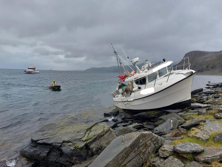 I perioden 1. mai til 31. august rykket redningsskøytene i Finnmark ut på 106 oppdrag, en nedgang på 13 prosent sammenlignet med sommeren 2024. Bildet viser et oppdag der redningsskøyta «Odin» rykket ut fra Havøysund til hastemelding om fiskefartøy på grunn i Magerøysundet.