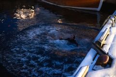 Illustrasjonsbilde: – Det kan være sleipt og isete rundt sjø og vann på senhøsten og tidligvinteren. Da er det ekstra viktig å passe godt på seg selv, både når man går langs bryggekanten etter julebordet eller skal fjerne snø fra båten, sier Tanja Krangnes, fagsjef for drukningsforebygging i Redningsselskapet.