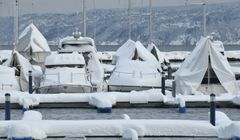 Snømåking i havna kan være risikabelt – det er glatt, og vannet er iskaldt vann. Vær gjerne flere sammen, og bruk flyteplagg på vei til og fra båten.