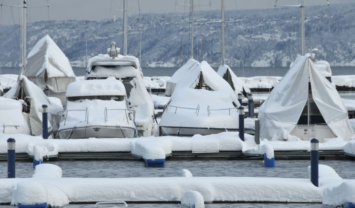 Snømåking i havna kan være risikabelt – det er glatt, og vannet er iskaldt vann. Vær gjerne flere sammen, og bruk flyteplagg på vei til og fra båten.