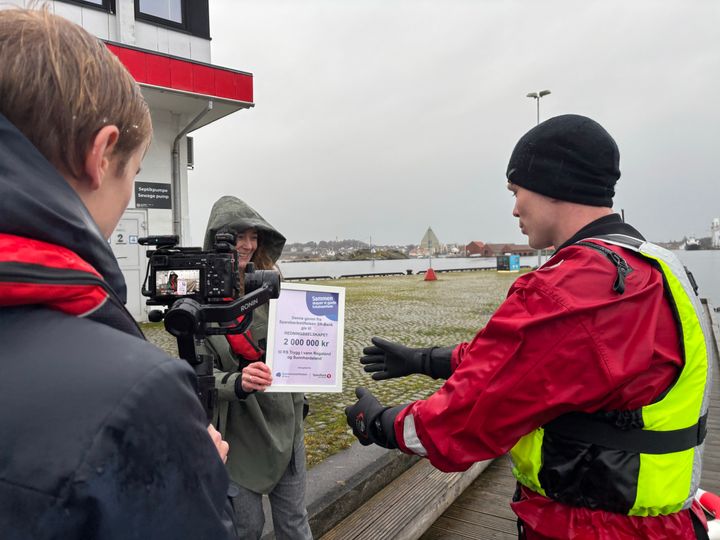 Ellen Instefjord, Gave-og Kommunikasjonssjef Sparebankstiftelsen SR-bank, overrekker donasjonen til Torstein Enger i Redningsselskapet Region Vest.