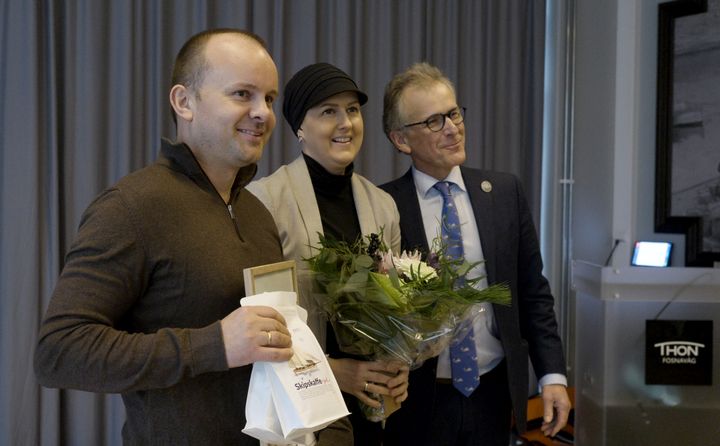 PRISVINNER: Vegard Hide fra Fosnavåg er tildelt prisen Årets Trygg Fisker 2025. Han ble nominert av sin samboer Elselill Bjåstad (i midten). Prisen ble delt ut av Paul Christian Rieber, landsstyremedlem i Redningsselskapet (til venstre)