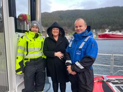 FORBILDE: – Det er utrolig stas at årets prisvinner er herfra. Herøy er en stor fiskerikommune, og det at vi har slike forbilder som går foran er veldig viktig, sier ordfører i Herøy kommune Ann-Katrin Storøy (i midten)