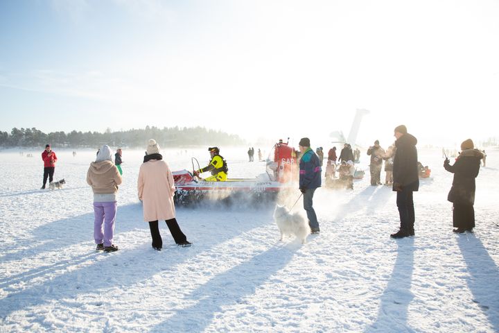 Når vinteren er på sitt vakreste, er det lett å glemme at isen aldri er helt trygg. Foto: RS/Karina Halvorsen