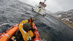 Fem utenlandske turister omkom i forbindelse med fiske fra fritidsbåter i 2025. I mai ble redningsskøyta «Gjert Wilhelmsen» ble kalt ut etter at en båt med to fisketurister fra Litauen kantret utenfor Silda i Loppa kommune. En person omkom i ulykken.