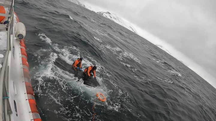Flere av SAR-oppdragene i Finnmark er knyttet til fiskeri og fisketurisme, der tilreisende opererer i åpne og værharde farvann, og ikke nødvendigvis hører på gode råd fra utleiere. Dette gir et oppdragsbilde som skiller seg fra mer tett trafikkerte fritidsbåtområder lengre sør. I mars i fjor plukket RS «Gjert Wilhelmsen» opp to utenlandske turistfiskere opp fra en kantret båt etter å ha mottatt mayday fra et fartøy i Breivikfjorden.