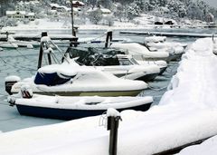 Illustrasjonsbilde: Fall fra land og i overgangen mellom båt og brygge er blant de vanligste ulykkestypene vinterstid. Å bruke flyteplagg på brygga og være sammen med noen, kan være avgjørende om du er uheldig og faller i vannet.
