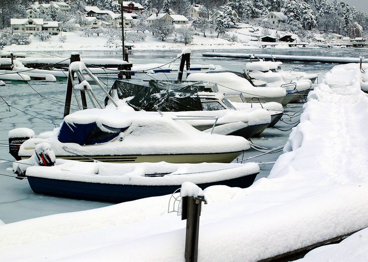 Illustrasjonsbilde: Fall fra land og i overgangen mellom båt og brygge er blant de vanligste ulykkestypene vinterstid. Å bruke flyteplagg på brygga og være sammen med noen, kan være avgjørende om du er uheldig og faller i vannet.