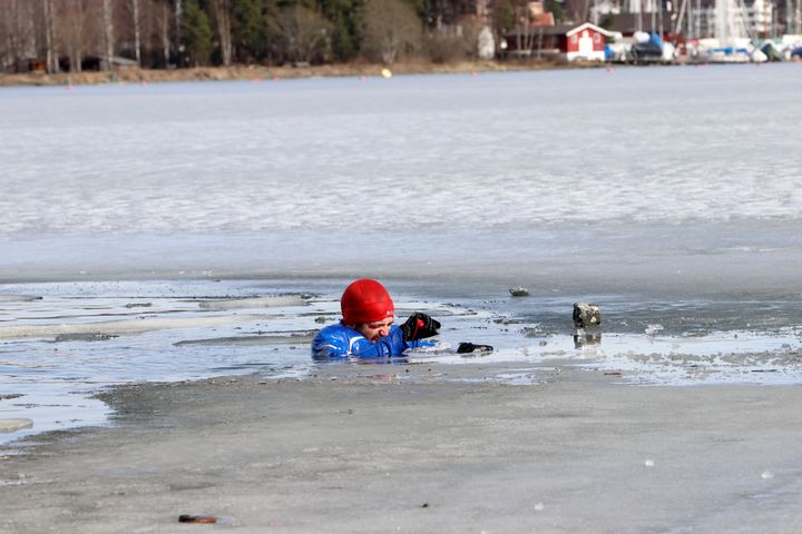 Når vinteren er på sitt vakreste, er det lett å glemme at isen aldri er helt trygg.