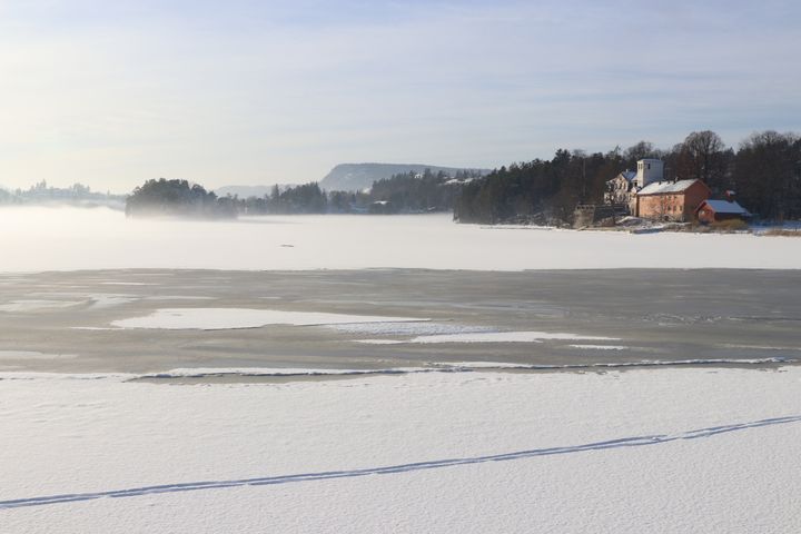 Områder med strøm og innløp gir ofte svakere is. Her fra Sandvika utenfor Oslo, der en elv renner ut under sjøisen.