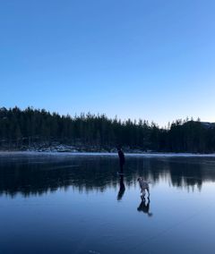 Gode isforhold mange steder i vinter har ført til økt ferdsel på isen. For å bevare isgleden oppfordrer Redningsselskapet til å ta enkle forholdsregler og være oppmerksomme på endringer i isen. Kunnskap, selskap og redskap gjør turen trygg.