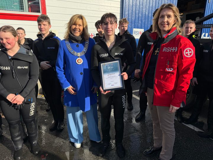 Onsdag ble en milepæl for Trygg i vann nådd i Bergen, da elev på Garnes ungdomsskole, Nikodem Karpinski, hoppet i vannet ved Tollbodkaien. Han ble nemlig elev nummer 60.000 som har gjennomført kurset. Her sammen med ordfører i Bergen Marit Warncke (til venstre) og Redningsselskapets ferske generalsekretær Janne Oddaker.